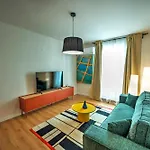 Large And Stylish 1 Bedroom 2 Bathrooms Ager1-1