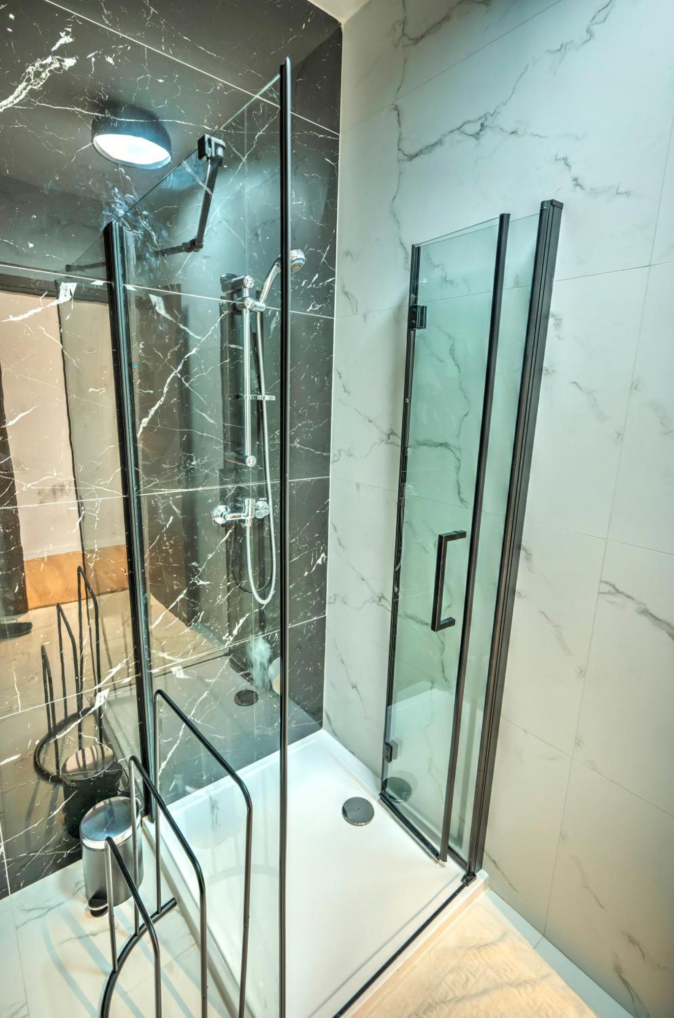 Large And Stylish 1 Bedroom 2 Bathrooms Ager1-1