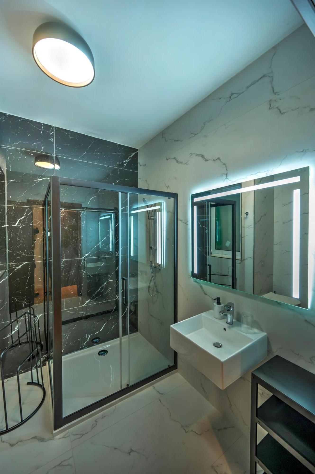 Apartment Large And Stylish 1 Bedroom 2 Bathrooms Ager1-1 *