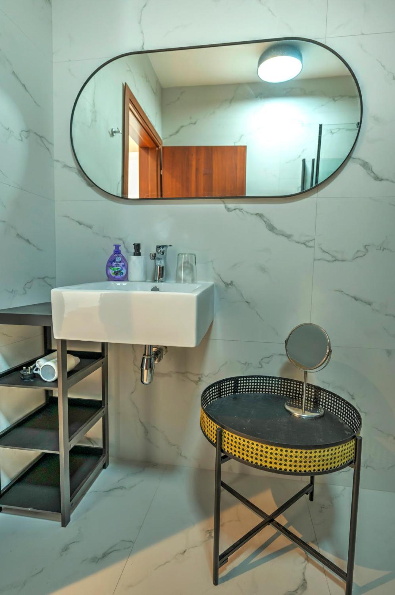 Apartment Large And Stylish 1 Bedroom 2 Bathrooms Ager1-1