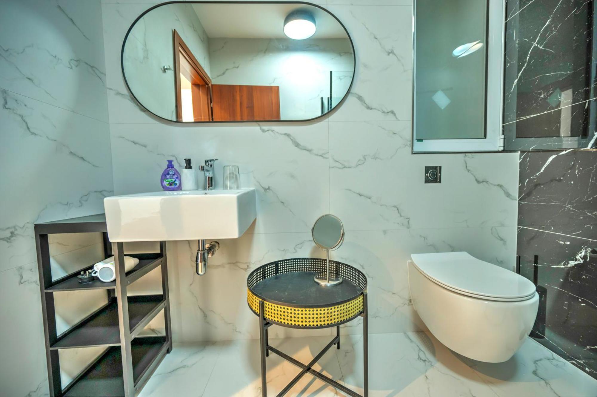 Large And Stylish 1 Bedroom 2 Bathrooms Ager1-1