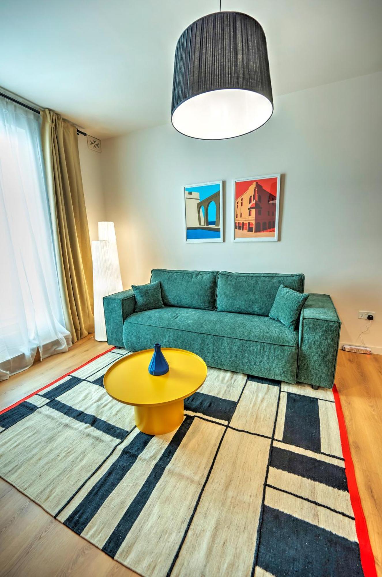 Apartment Large And Stylish 1 Bedroom 2 Bathrooms Ager1-1