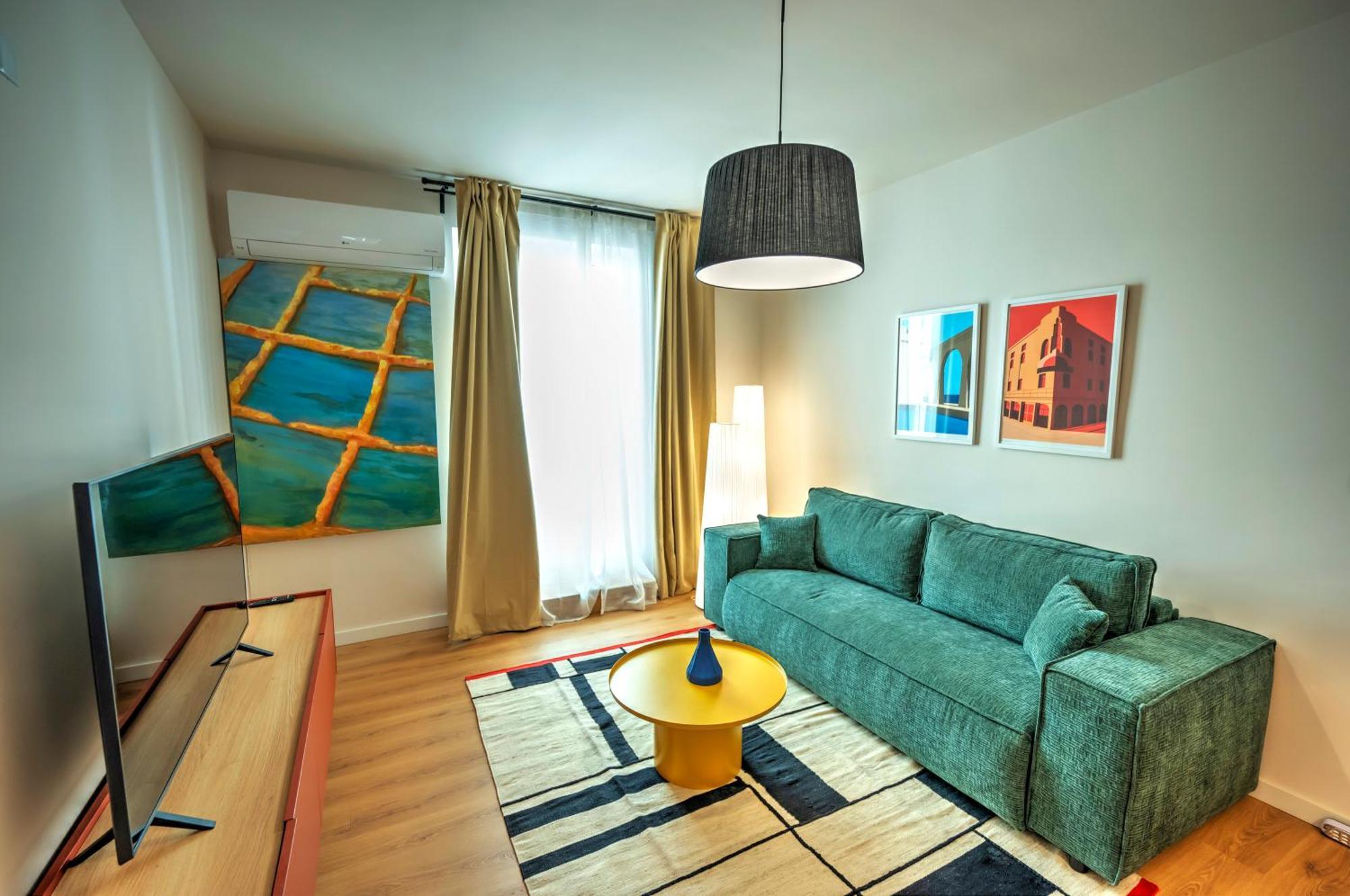 Large And Stylish 1 Bedroom 2 Bathrooms Ager1-1