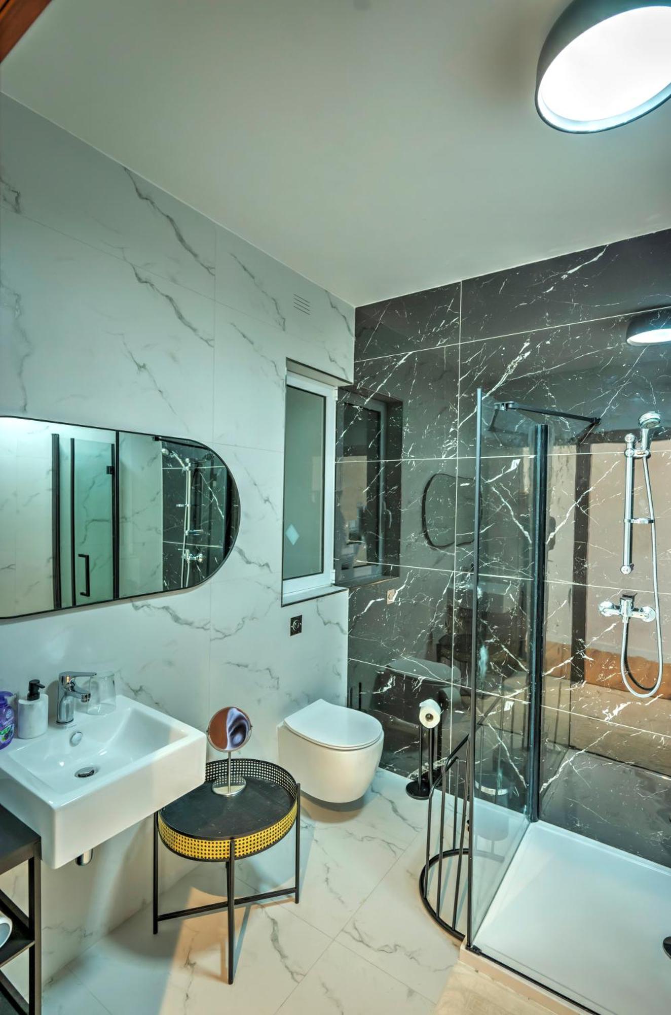 Apartment Large And Stylish 1 Bedroom 2 Bathrooms Ager1-1
